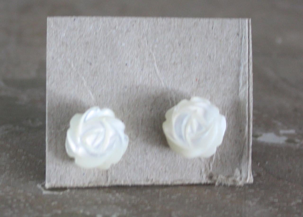 Witte kunststof rozen oorstekers