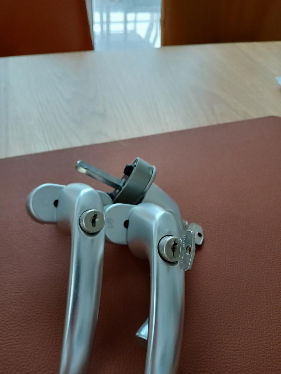 3 stuks draai/kiep raam beslag met sleutel.