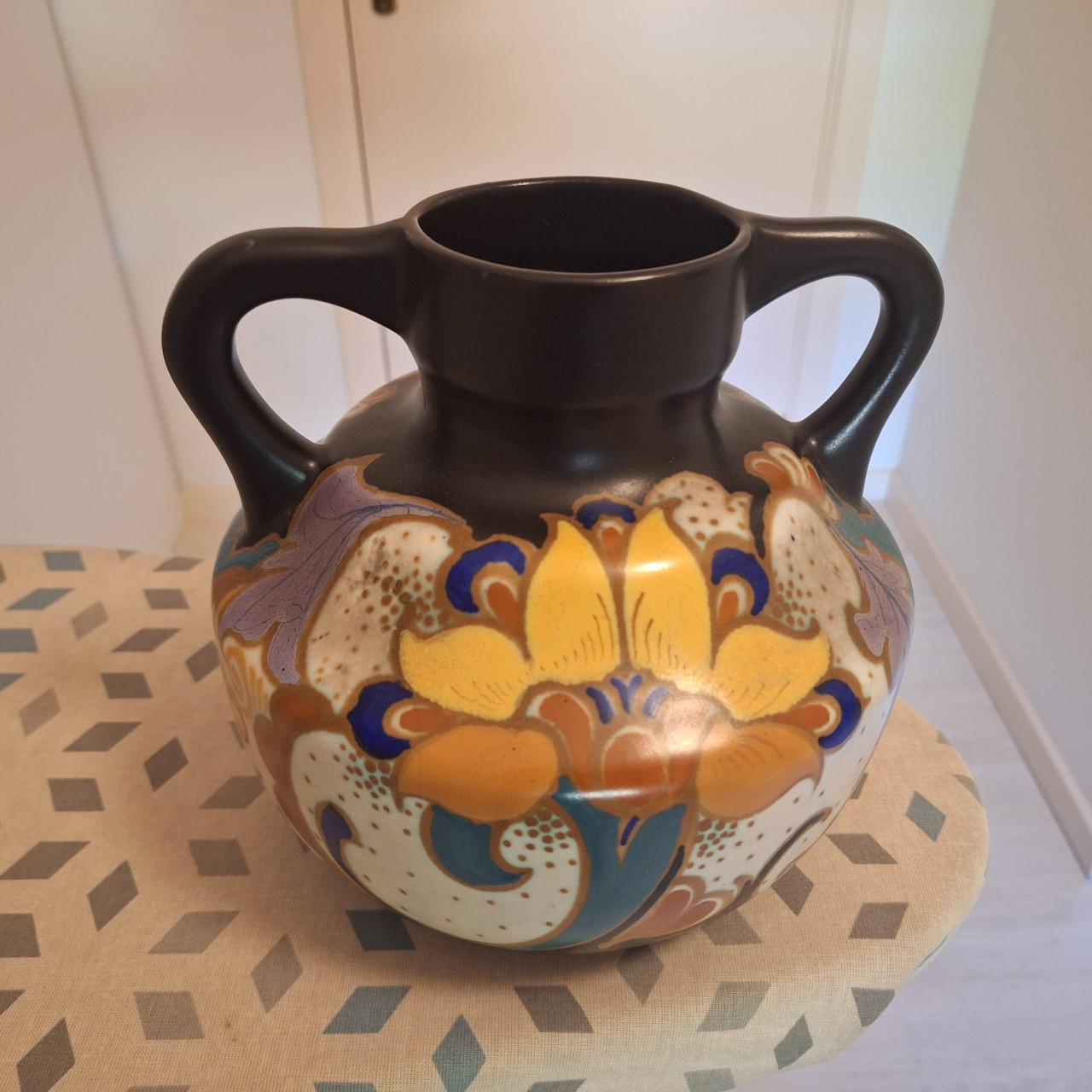 Plateel vaas met oren ontwerper W. van Norden