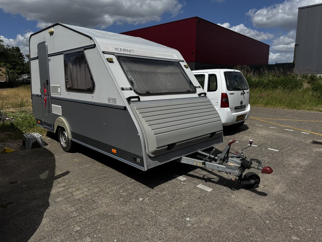 Prachtige Kip Kompakt 370 , 1995 met tent , vast toilet en raamluifels