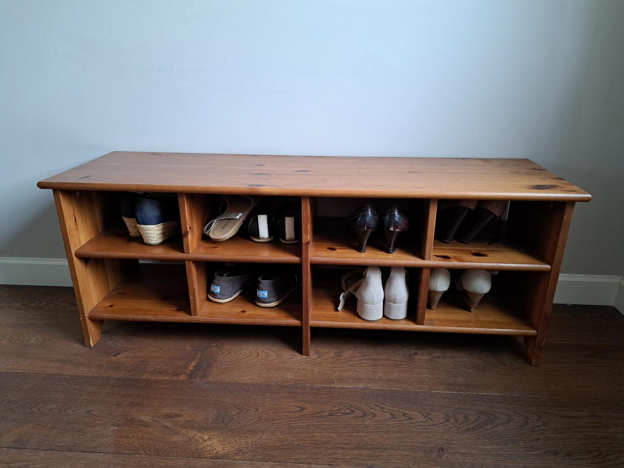 Houten halkastje met schoenvakken