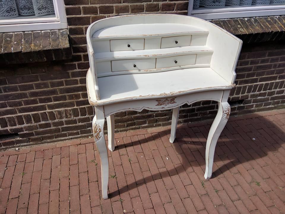 NIET ALLEEN VOOR NACHTKASTJES MAAR BANKEN STOELEN, DECO, VERLICHTING KIJKT