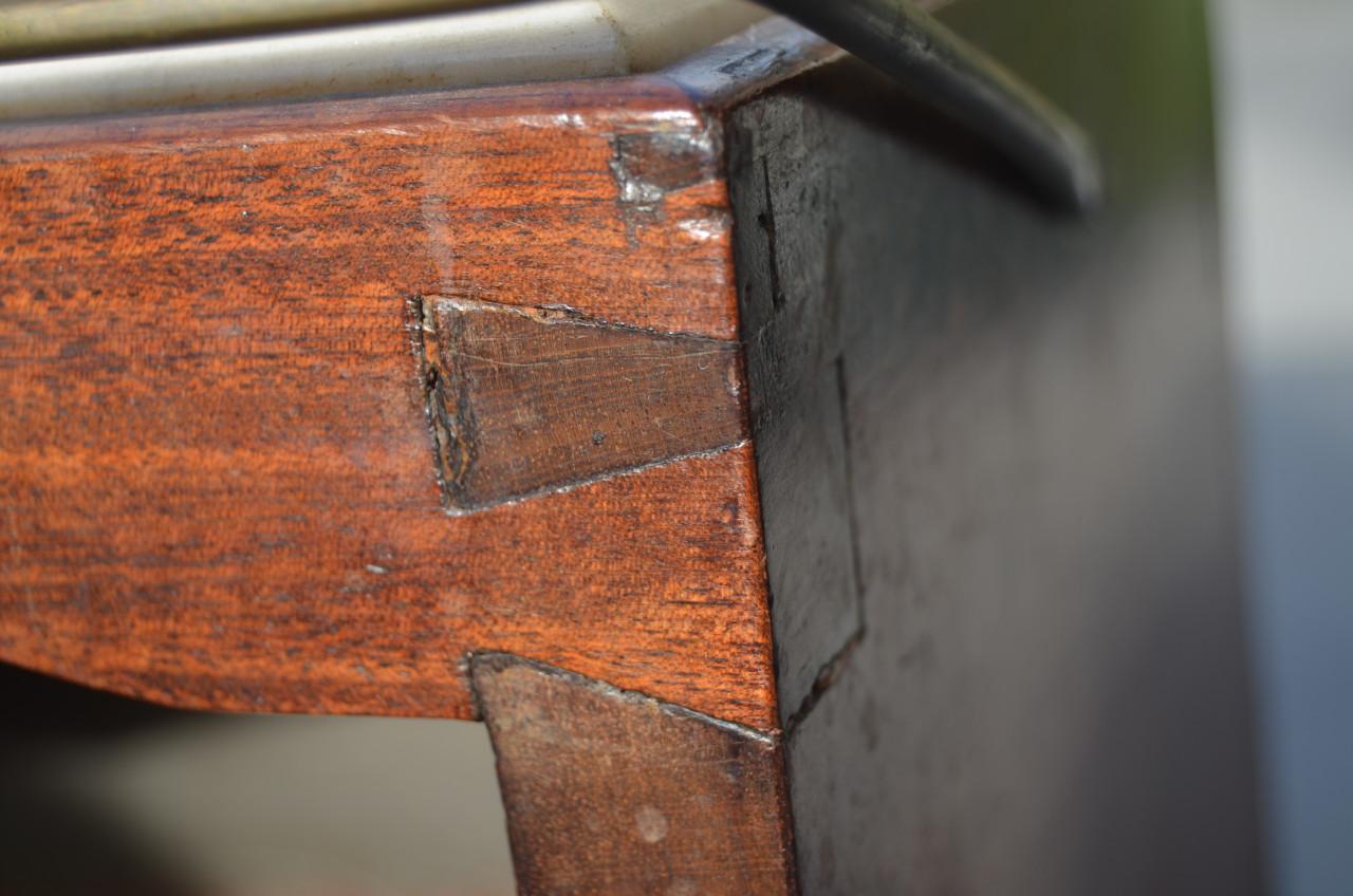 Houten en marmeren stoof met eigendomskenmerk AEB