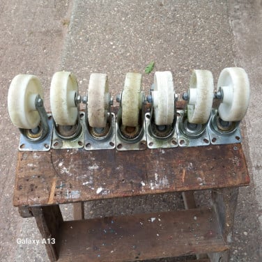 7 Zwenk bokwielen. 5 vast Ø 125 mm Nylon 3.00 euro per stuk of allen 30.00