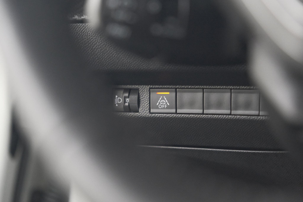 Peugeot 208 puretech 100 eat8 allure pack | camera | navigatie | apple carp