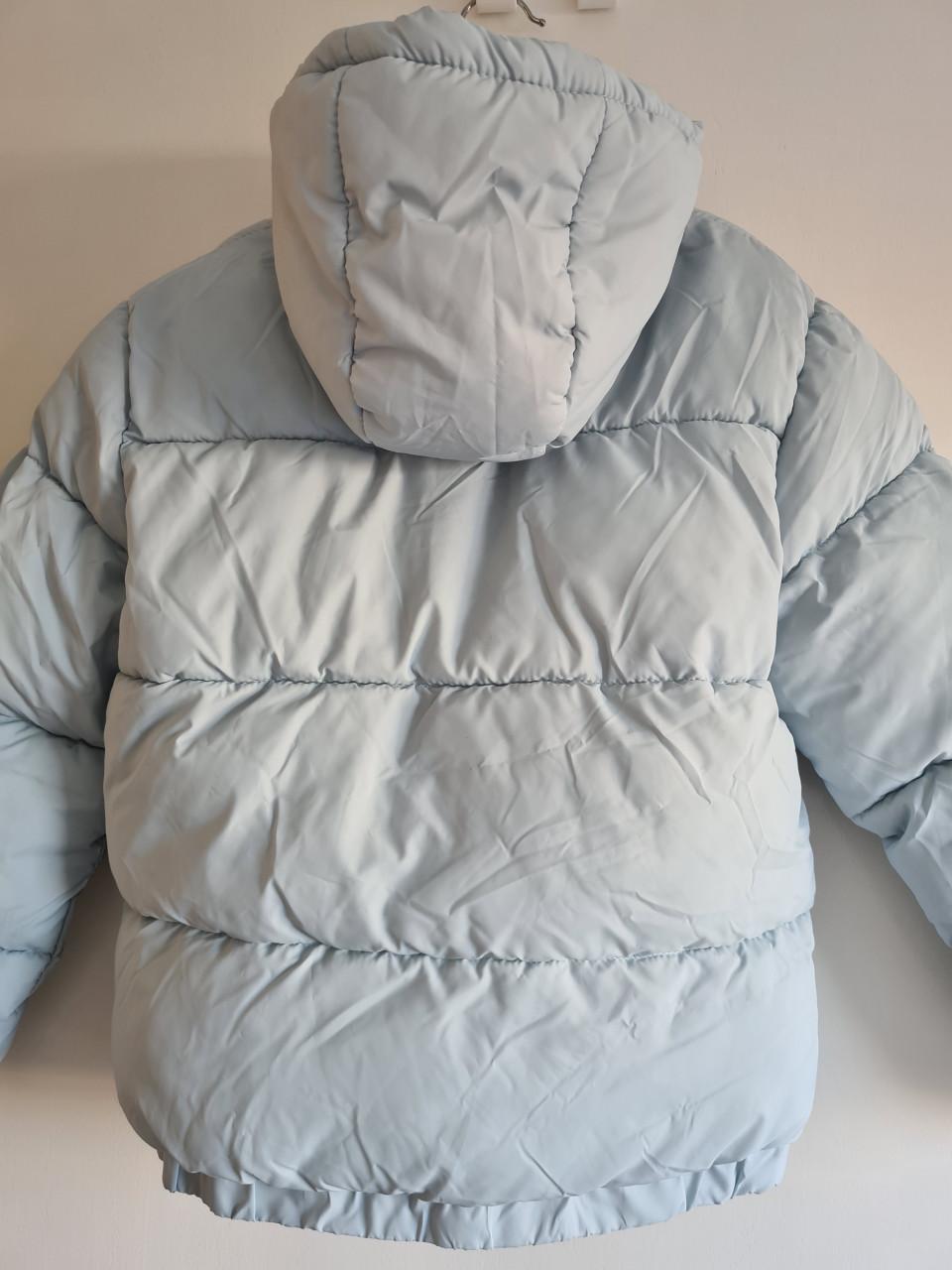 Nieuwe Lichtblauwe gewatteerde pufferjas 146-152 capuchon en teddy voering