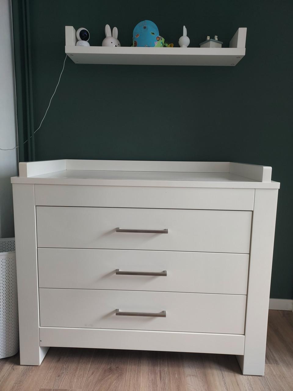 TE KOOP Babybed, commode en bijpassend muurplankje