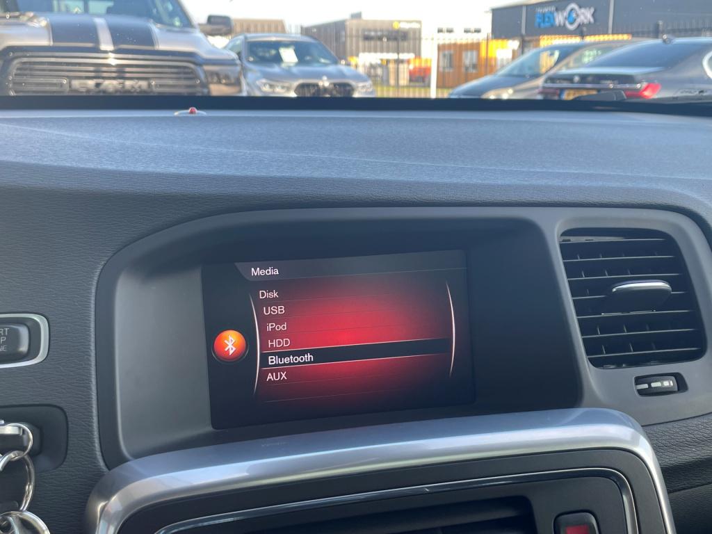 Volvo V60 2.0 d4 r-design automaat | schuifdak | leder | trekhaak