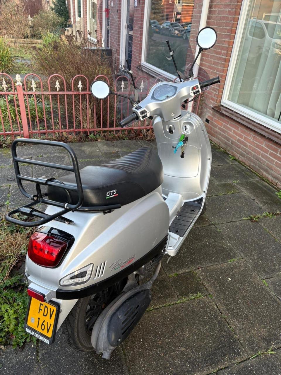 Te koop: Grijze GTS Toscana scooter – Bouwjaar 2021 – 7.250 km