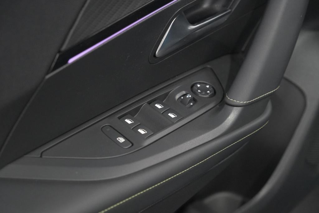 Peugeot 2008 1.2 hybrid 136 gt | camera | apple carplay | parkeersensoren |
