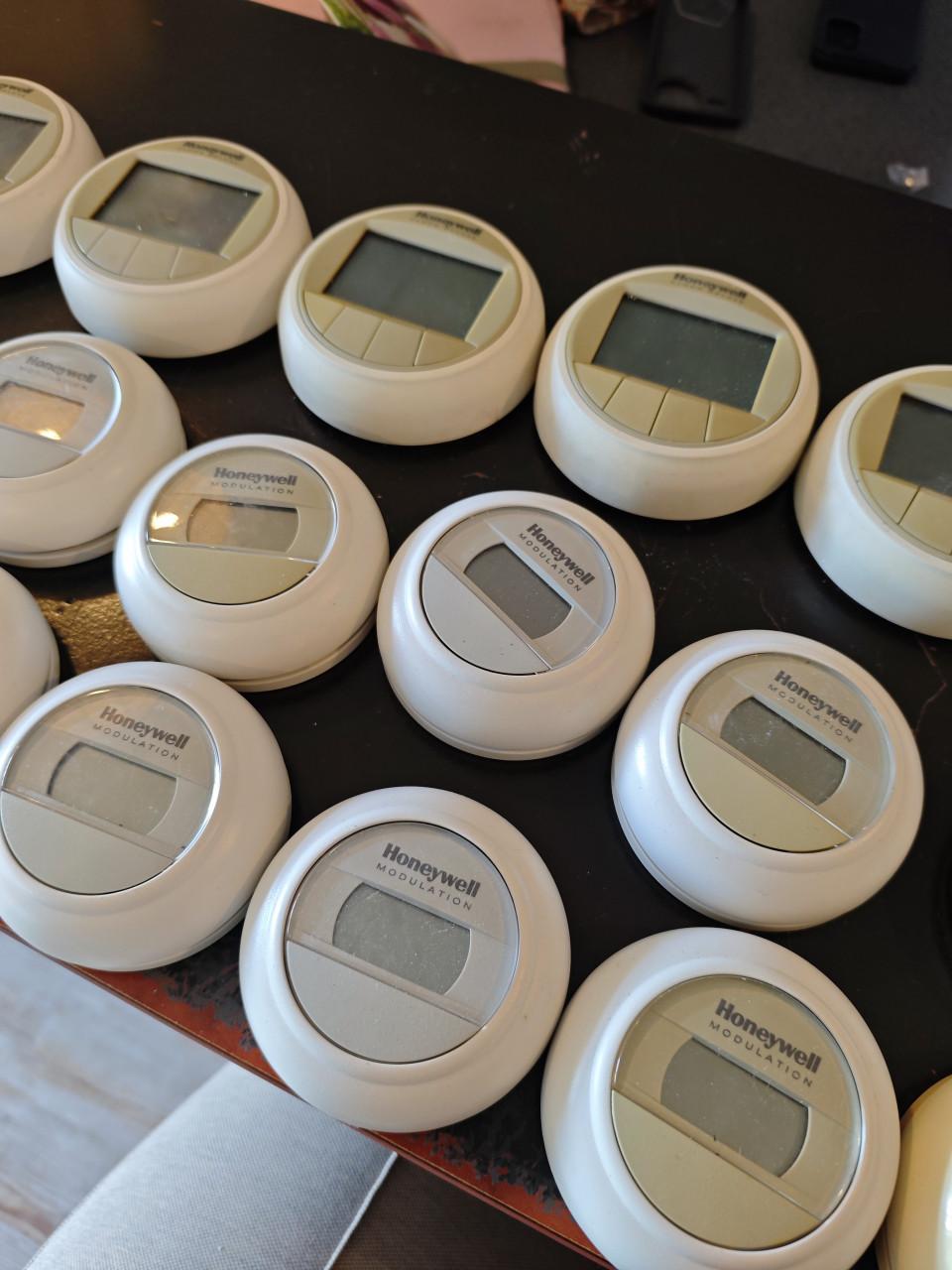 35x Honeywell Round & Chronotherm Thermostaten