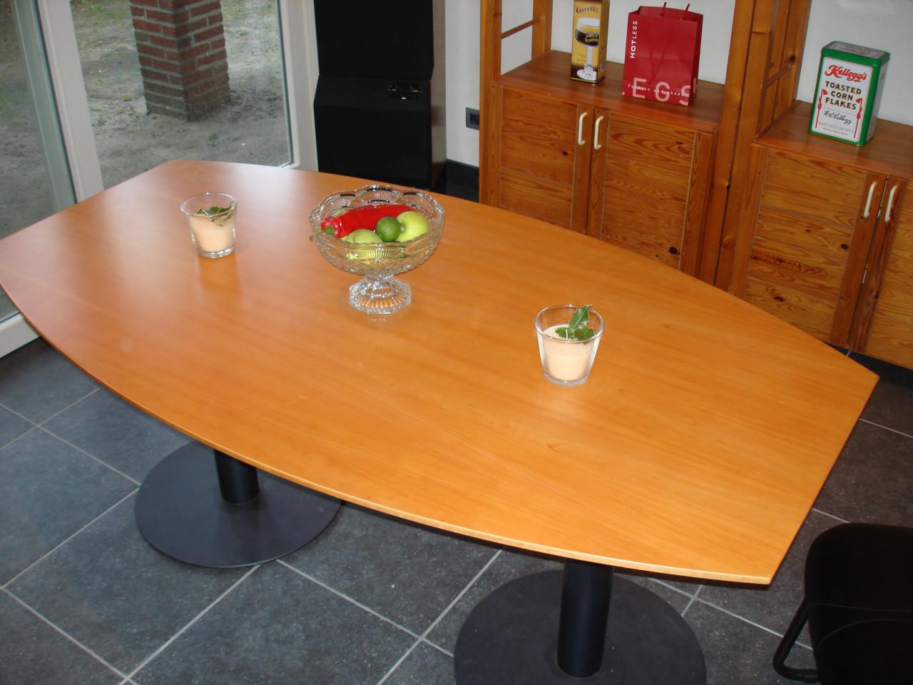 Artifort Toneau Tafel