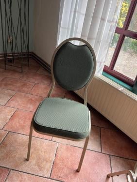 Groene horeca stapel stoelen