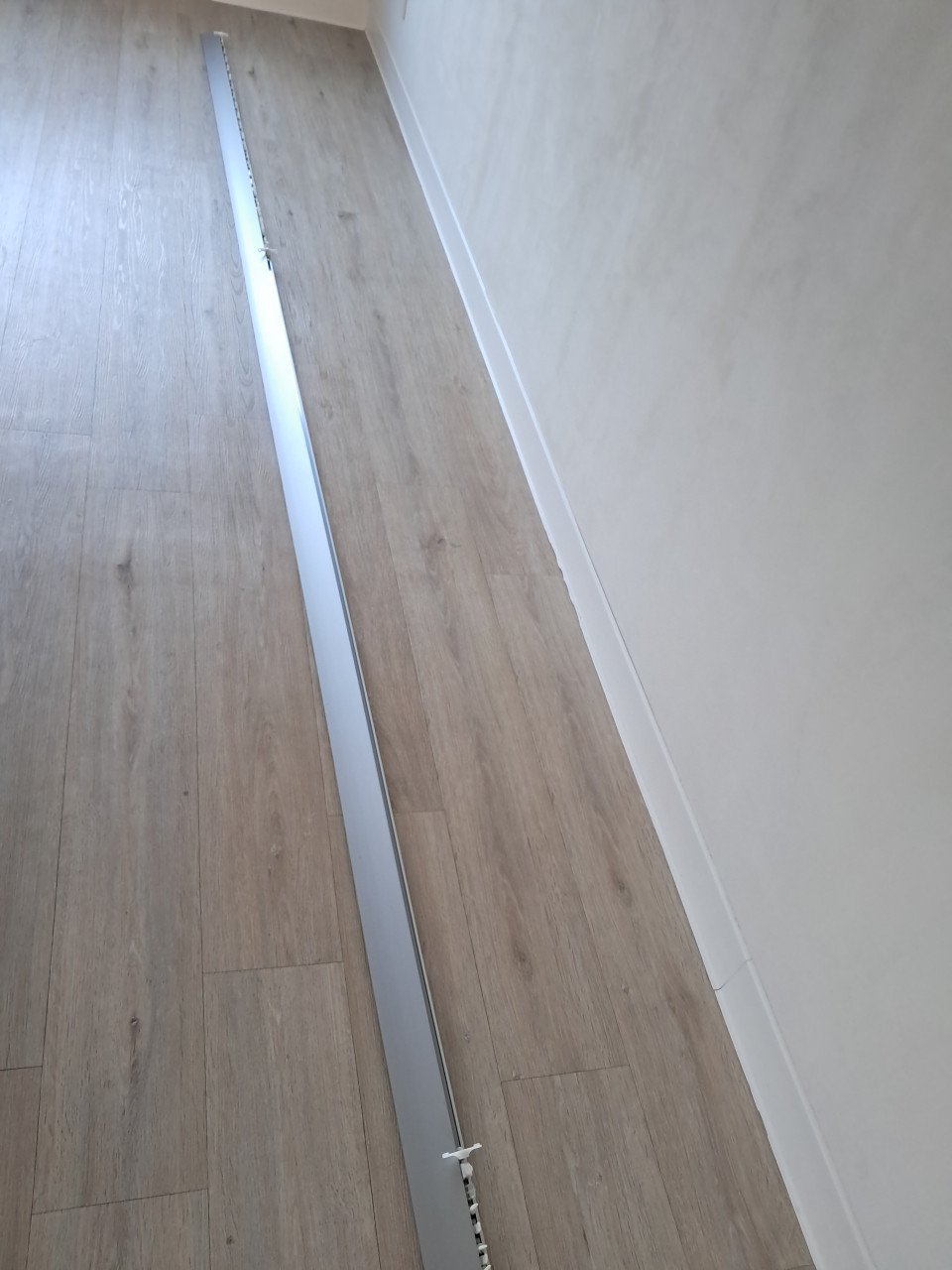 Strakke gordijnrails ca. 5 meter uit één stuk