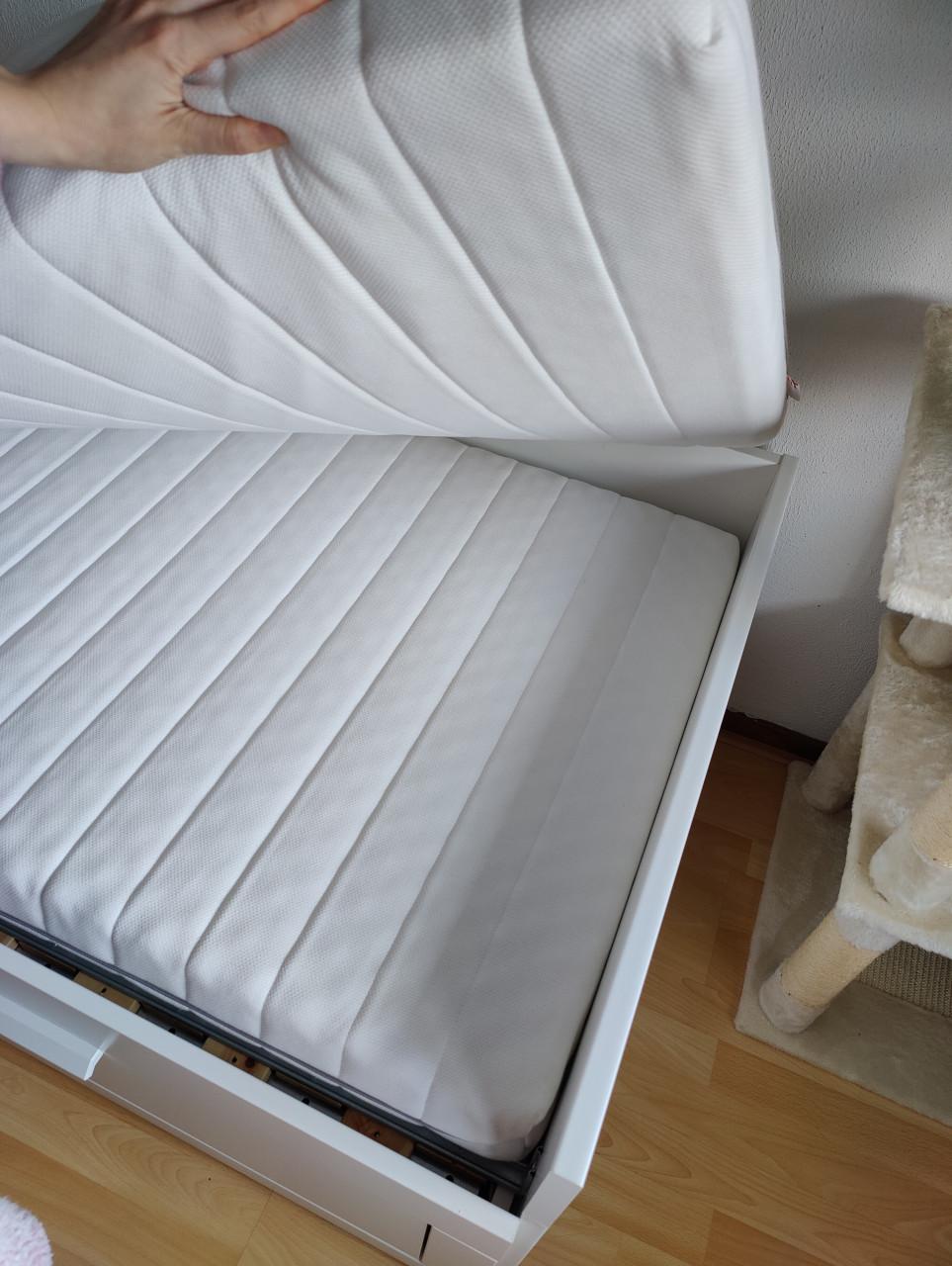 Logeer bed uitschuifbaar één of tweepersoons - IKEA bedbank + 2 matrassen