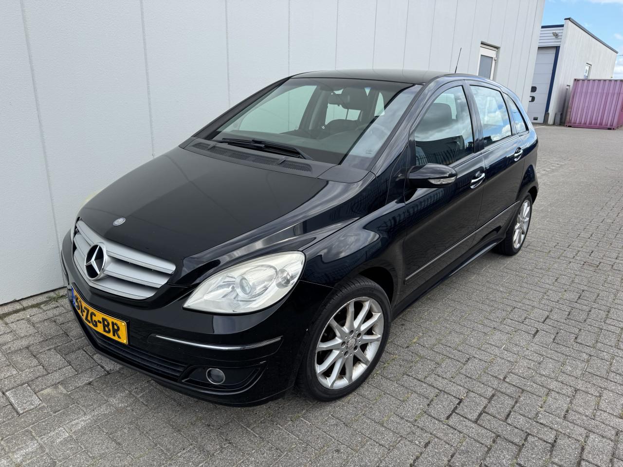 Mercedes B200 met 4 nieuwe banden en vol jaar apk!