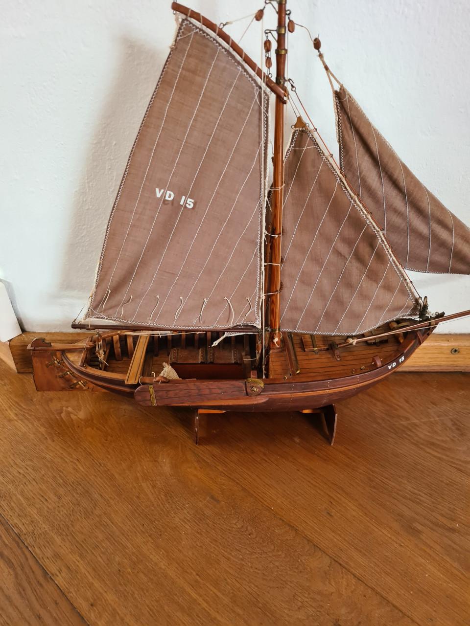 Dit is een gedetailleerd houten model van een Nederlandse Zuiderzee Botter.