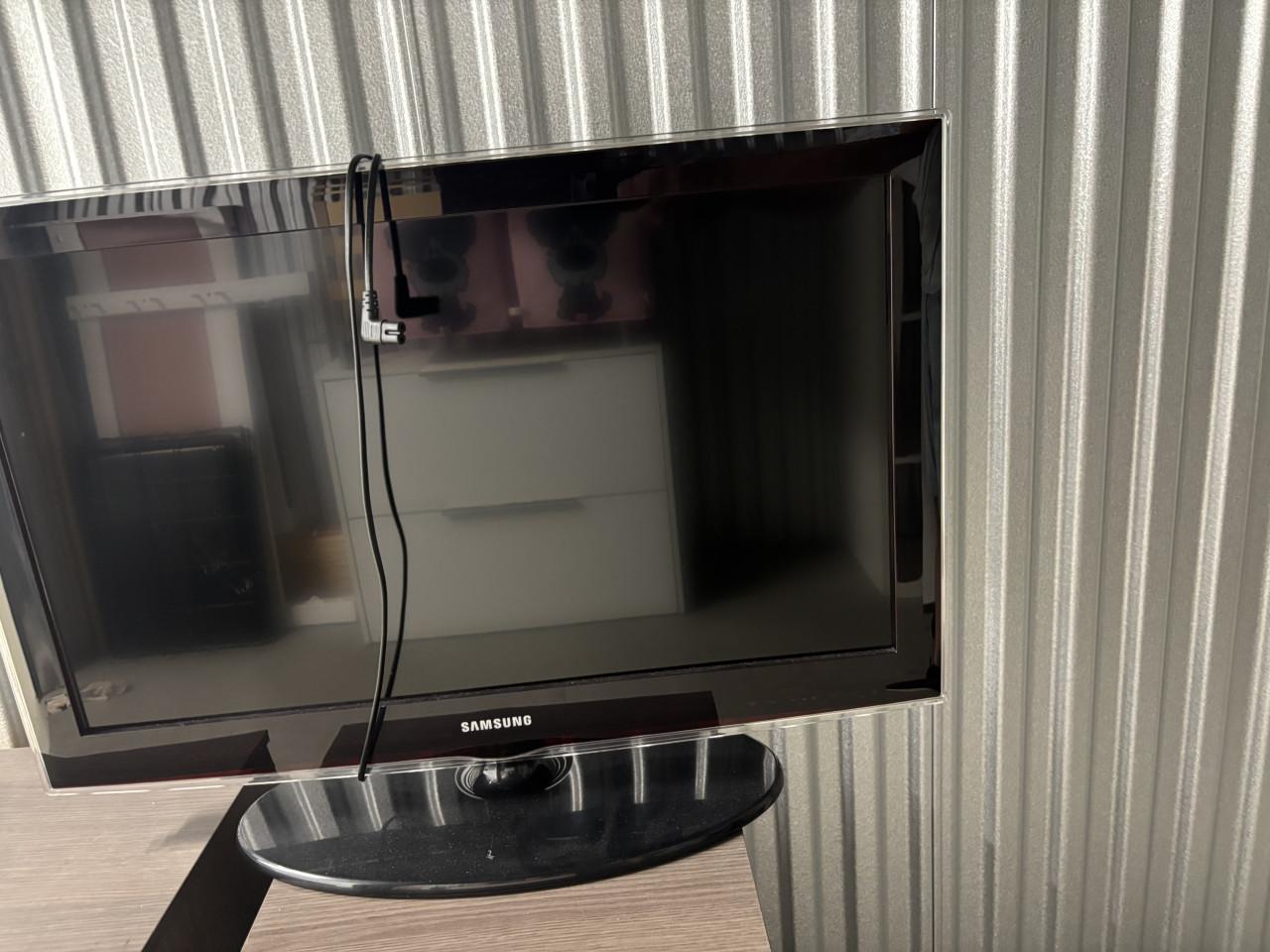 Bed, nachtkastjes, tv, bureaustoel, schoenenkast en lampen