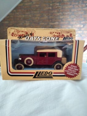 MODELAUTO VAN "DAY GONE BY".
