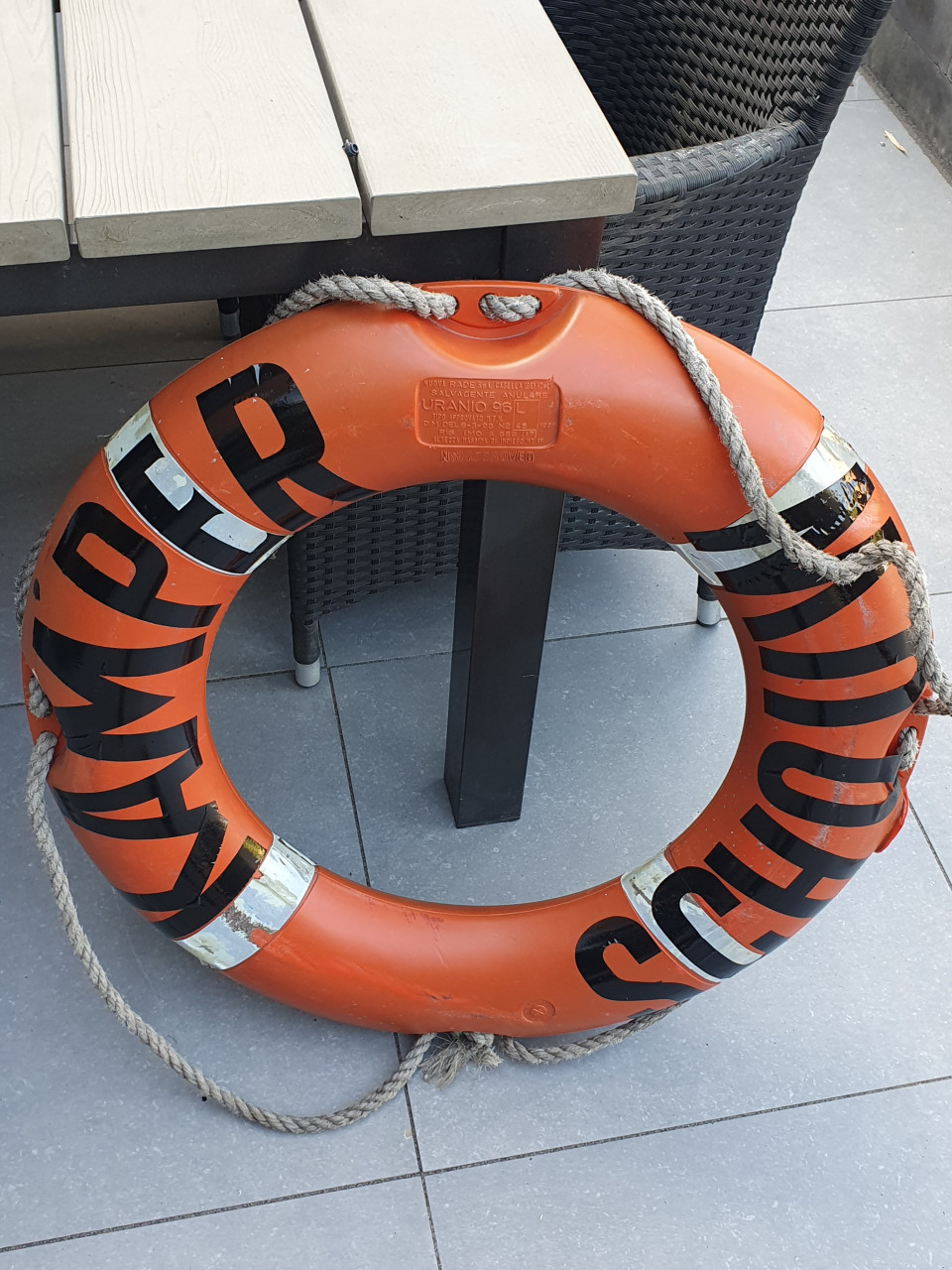 Prachtig vintage massief oranje reddingsboei met dikke touw....