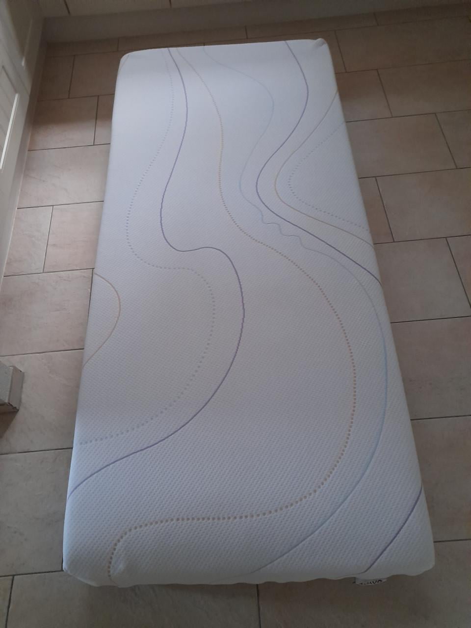 M-line wave matras  90 x 200 x 23 dik (in goede nette staat )