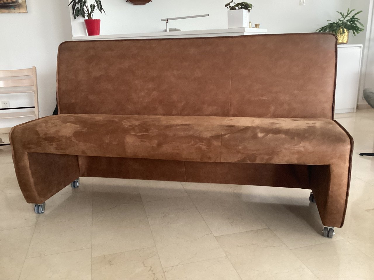 Eetkamer bank op wieletjes en 3 stoelen