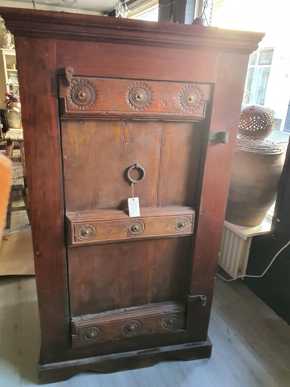 NIET ALLEEN VOOR NACHTKASTJES MAAR BANKEN STOELEN, DECO, VERLICHTING KIJKT