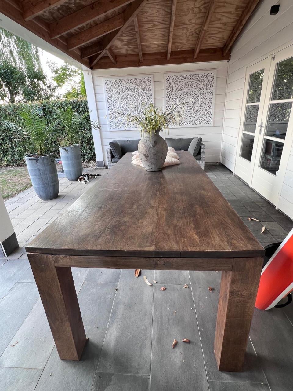 Gratis: grote robuuste tafel 250/105 met 8 stoelen