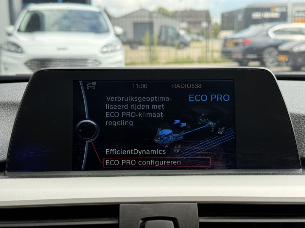 BMW 3-serie 320i high executive | navi | leder | 260pk | elect trekhaak |