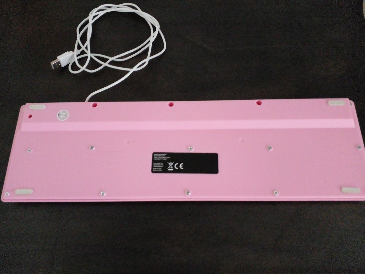 Roze toetsenbord met usb aansluiting.