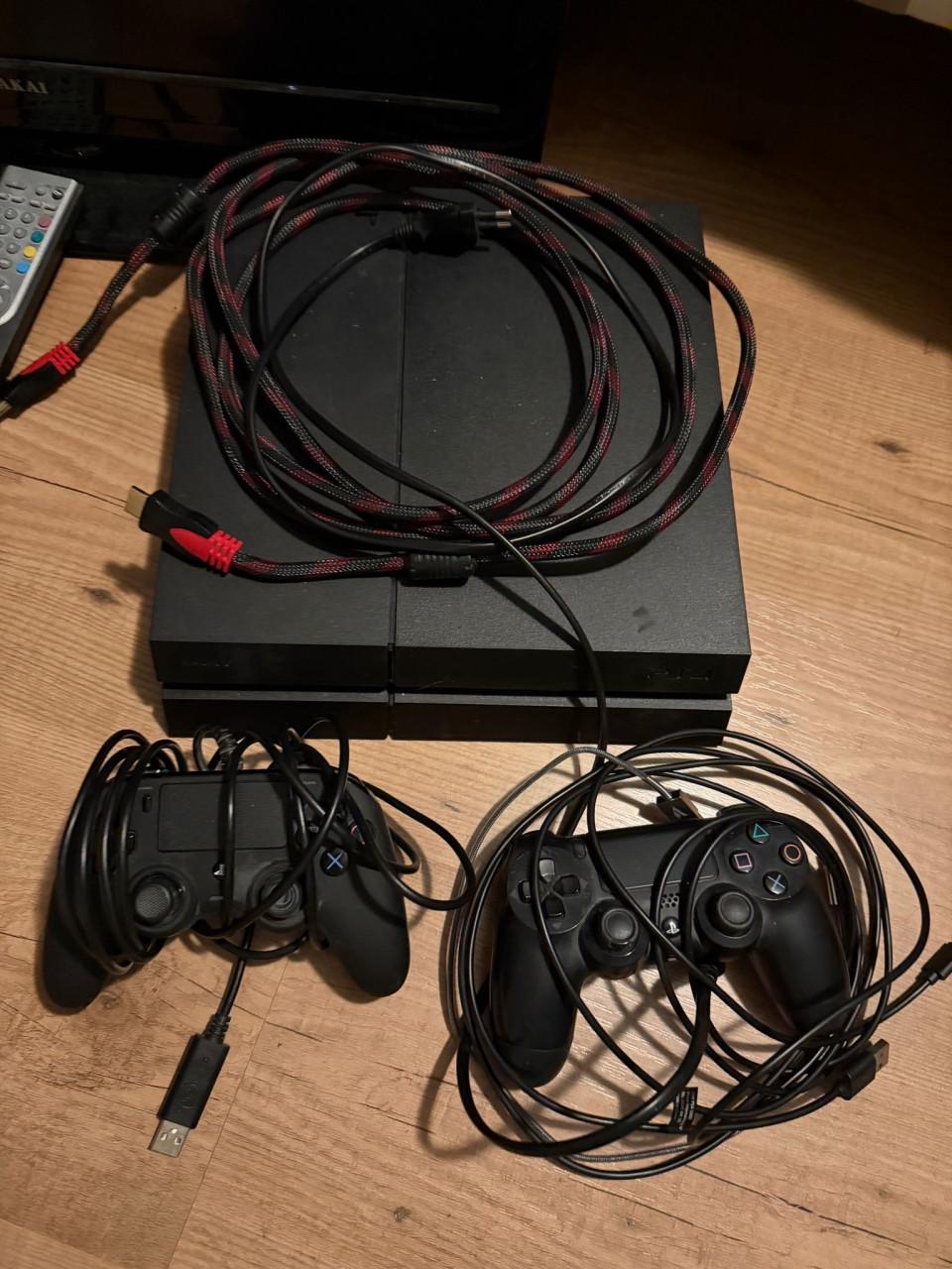 PS4 met controllers en beeldscherm