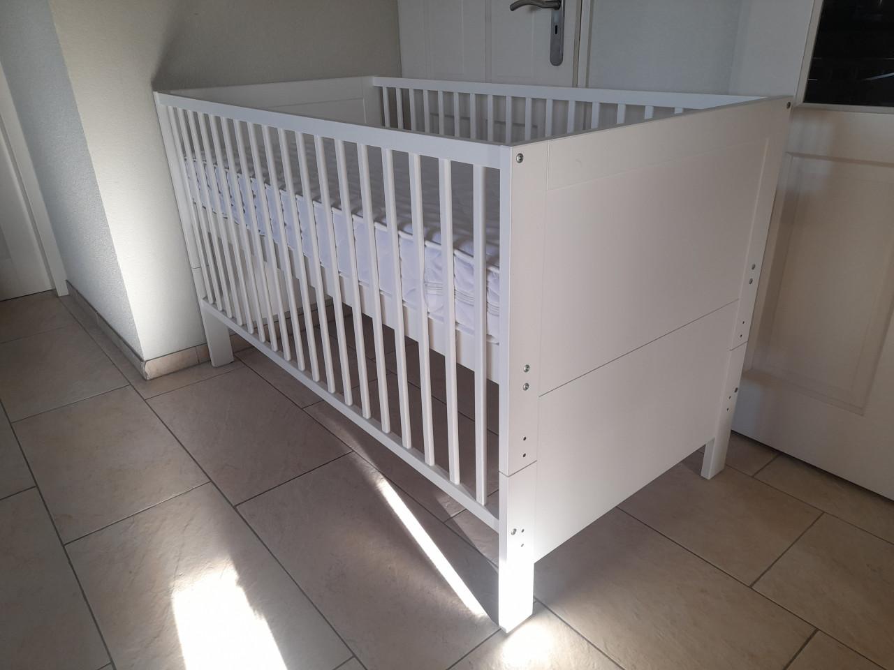 Meegroeibed 140 x 70  van ledikantje naar peuterbed (z.g.a.n.)