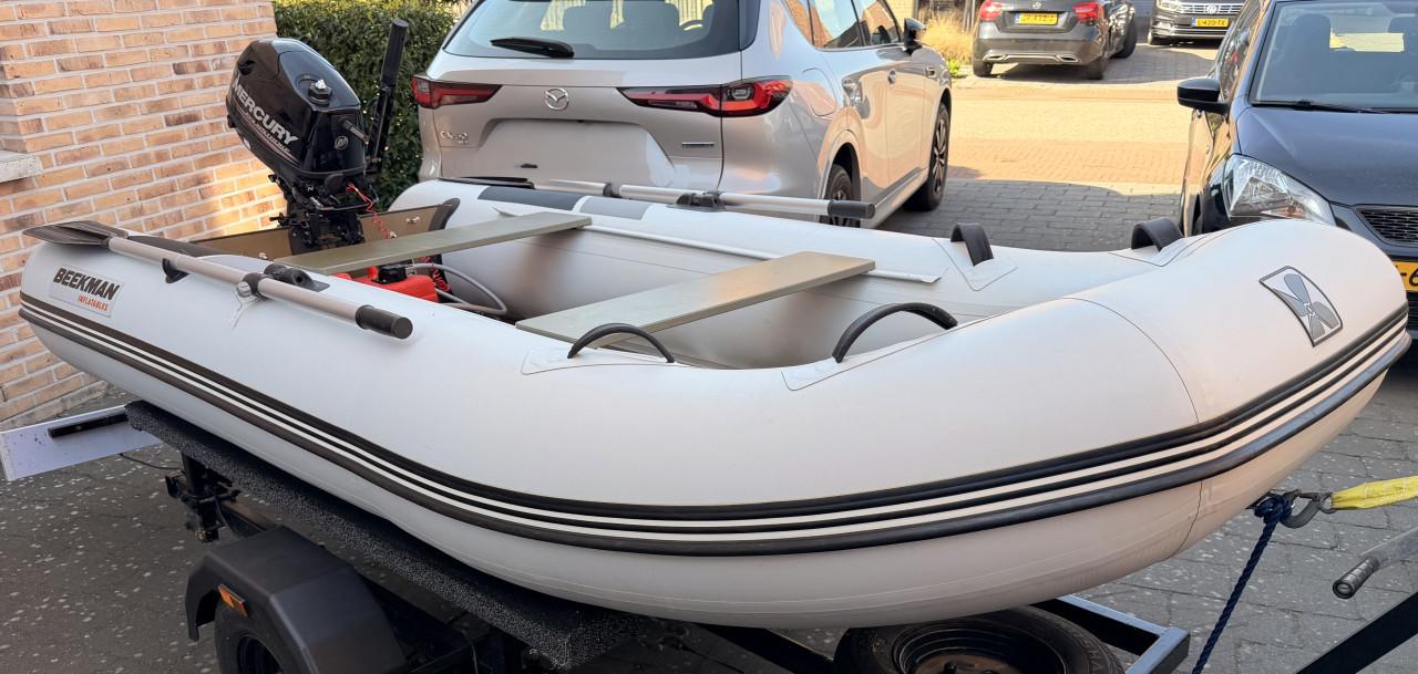 Rubber bootje Beekman met buitenboordmotor