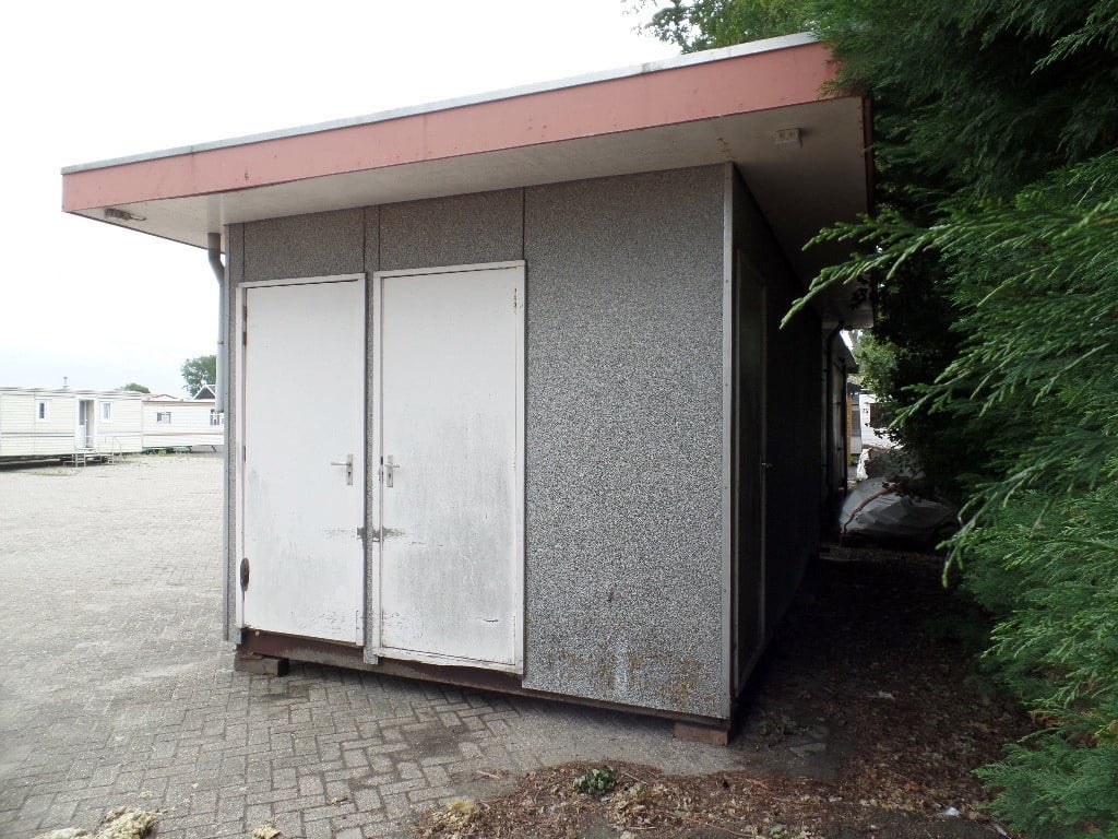 Verkoopunit met betonnen vloer, apart toilet met wastafeltje en rolluik