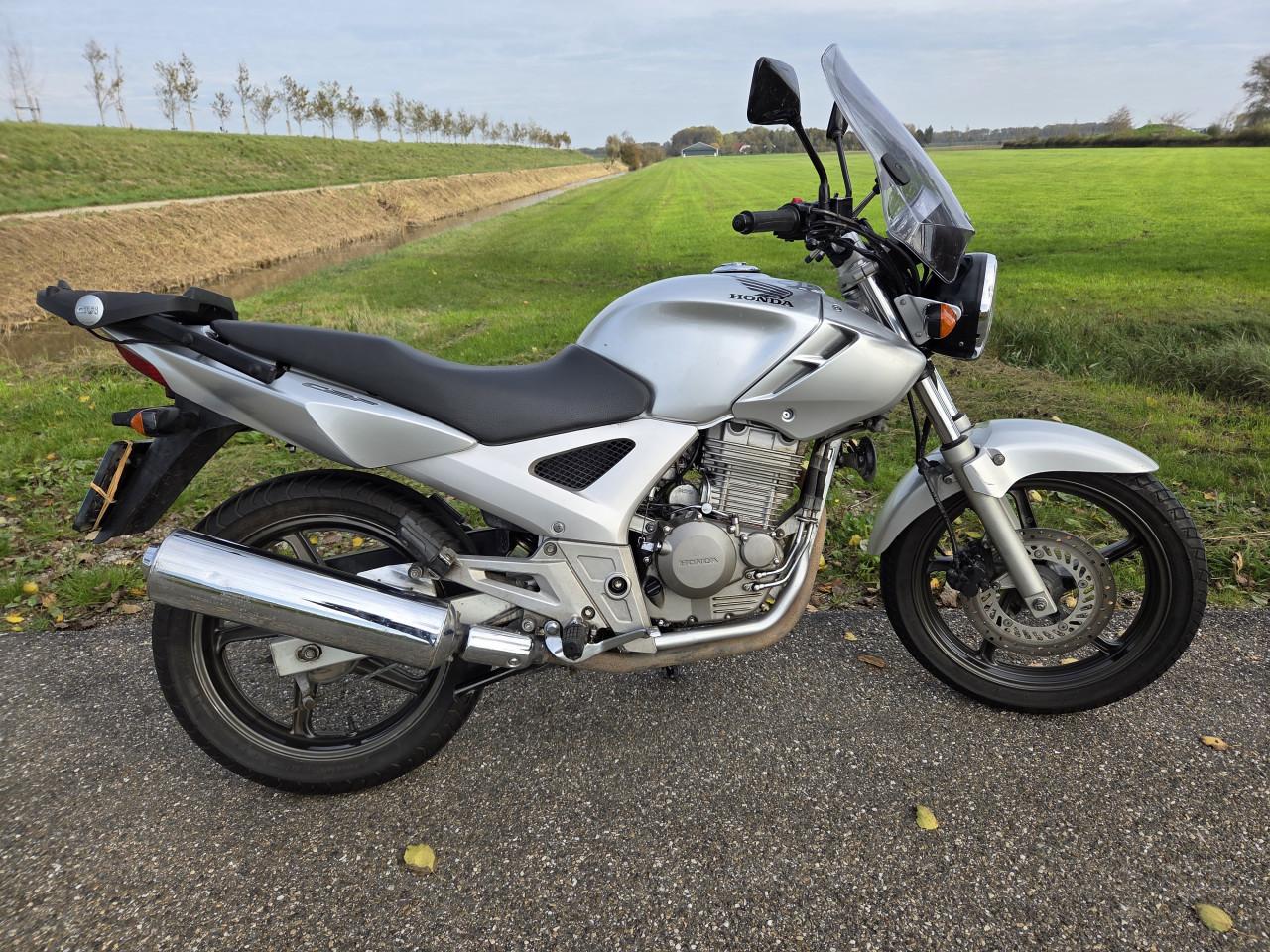 Honda CBF250 2007 met topkoffer en windscherm
