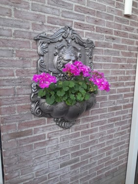 Antieke Muurplaat met bloembak