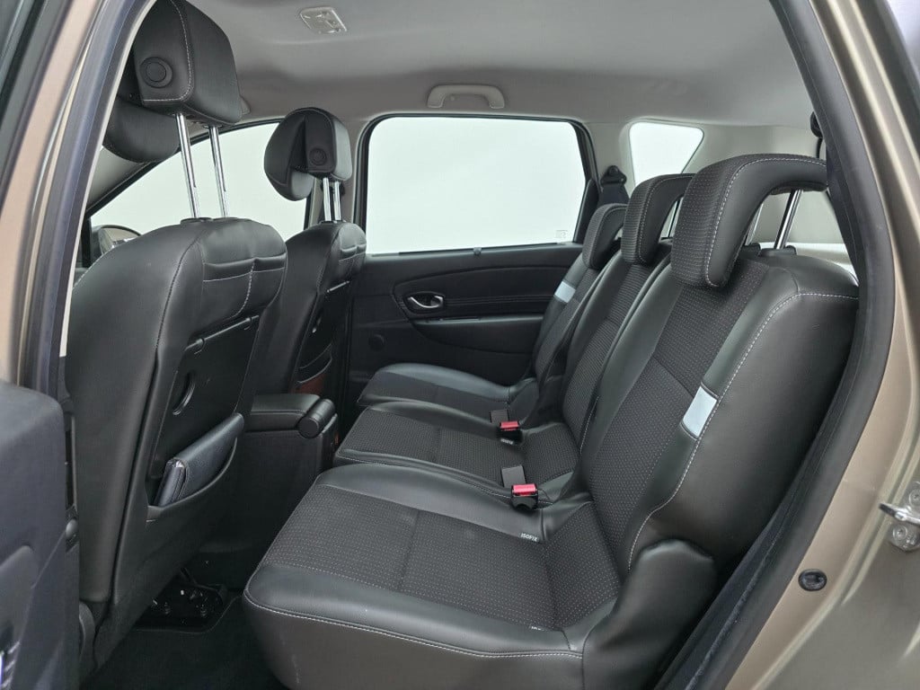 Renault Scenic occasion 2.0 dynamique 5 persoons met grote kofferbak | clim