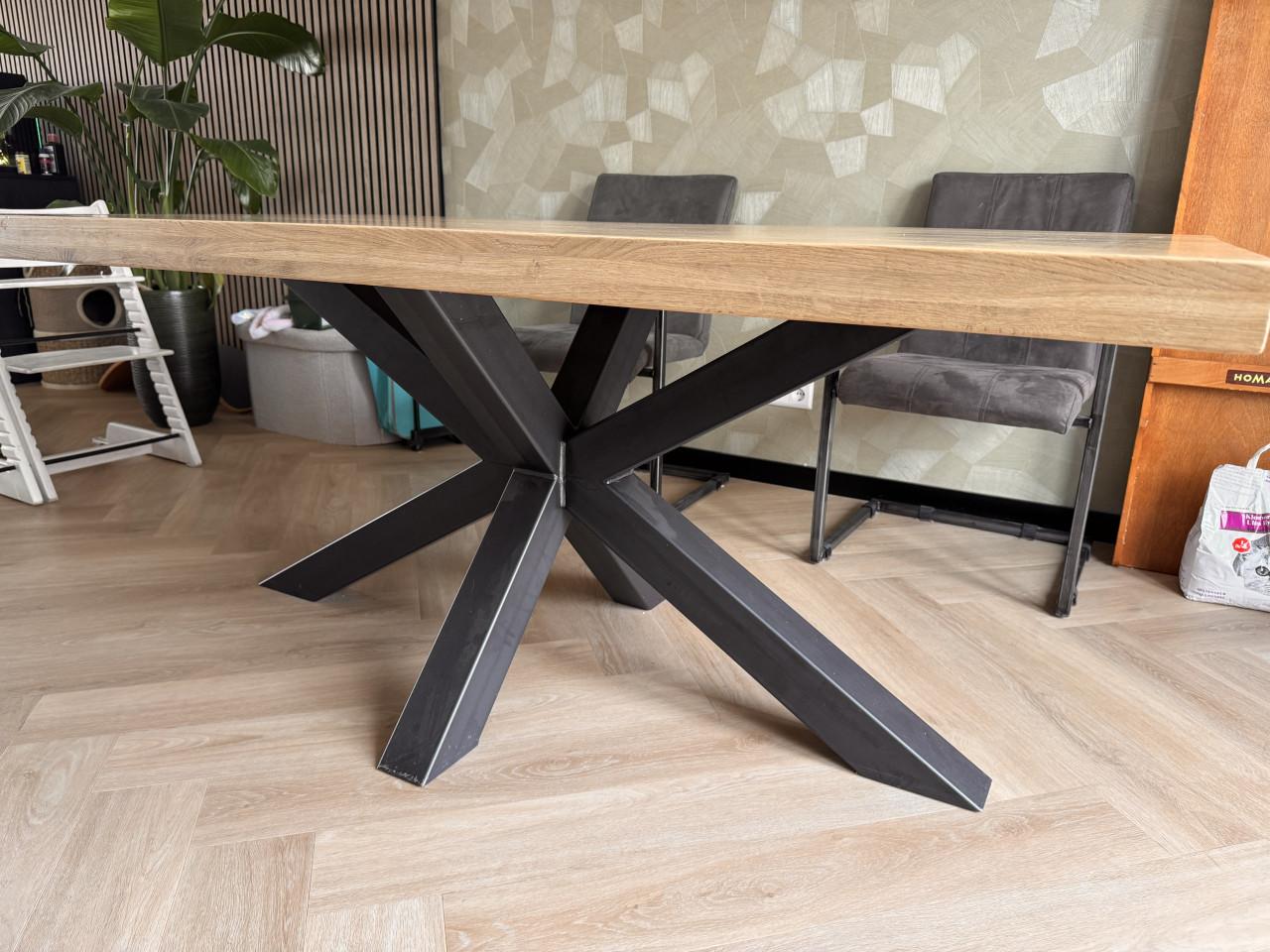 Robuuste eiken eettafel met metalen spinpoot