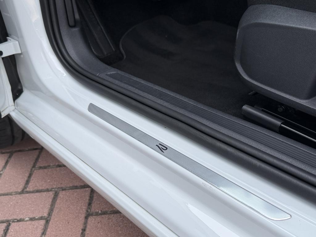Volkswagen Taigo 1.0tsi 110pk dsg r-line | pano dak