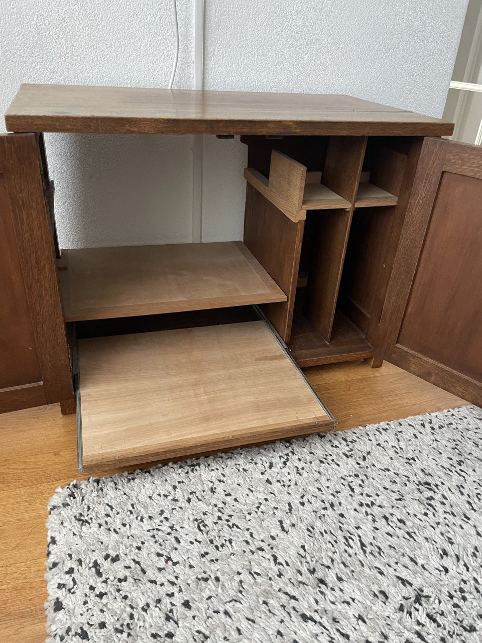 Eiken kastje (voormalig stereo meubel).