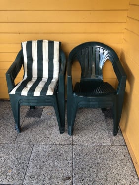 6  KUNSTSTOF STAPELSTOELEN VOOR BUITEN