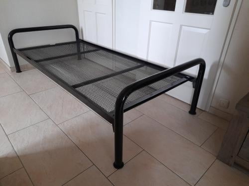 Metalen 1 Persoons bed 90 x 200 (in goede nette staat )