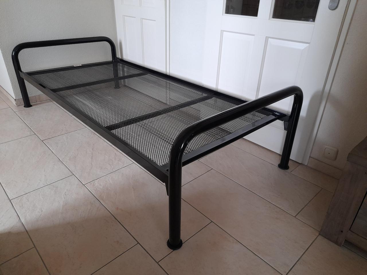 Metalen 1 Persoons bed 90 x 200 (in goede nette staat )