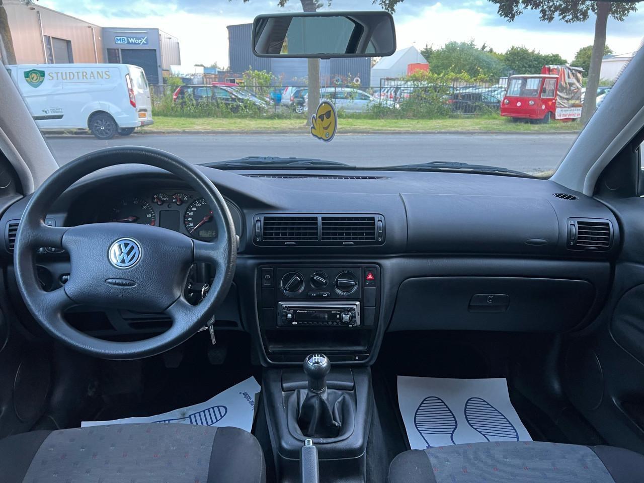 Volkswagen Passat 1.6- 130.494KM Nap! 1e Eigenaar