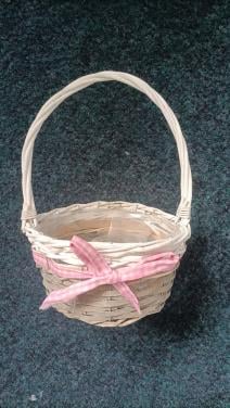 Mandje met hengsel en roze lint/strik, is er eventueel af te knippen.