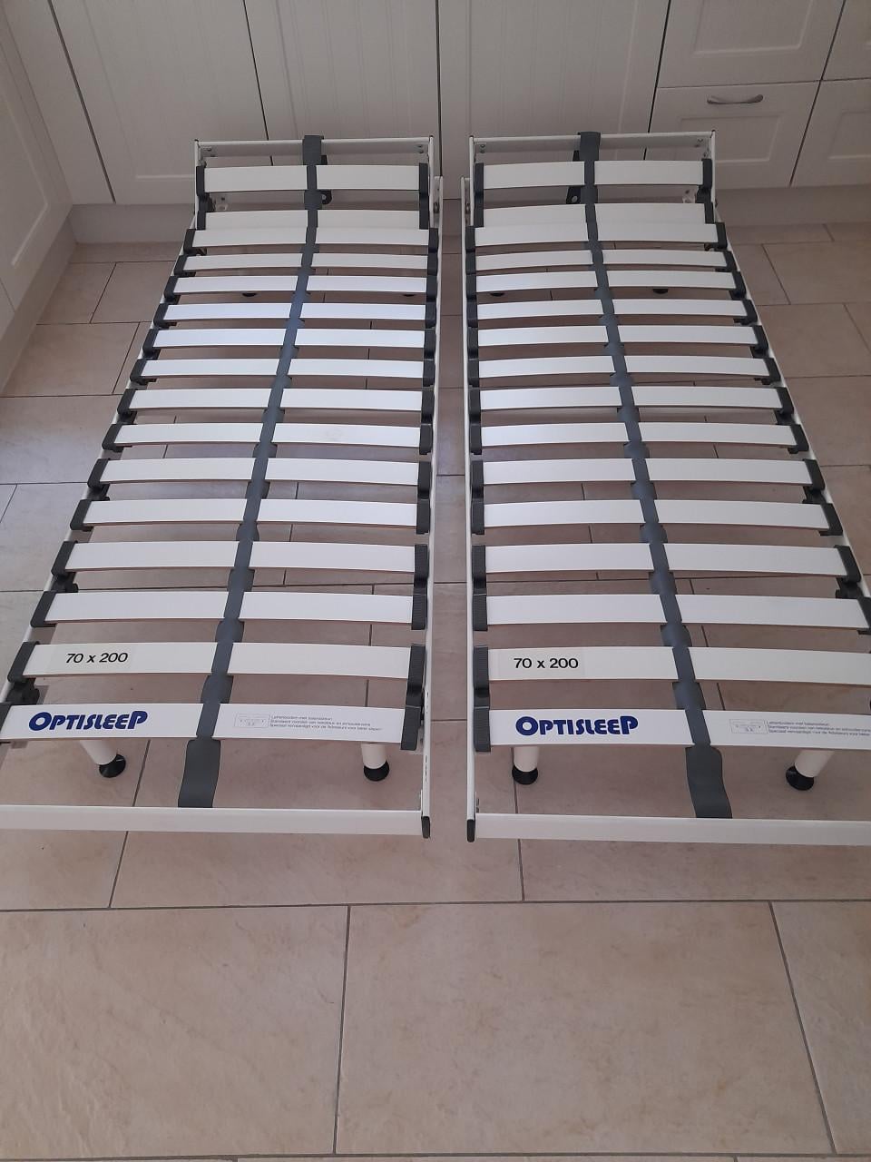 2 x lattenbodem  70 x 200 op pootjes! ( in goede staat )