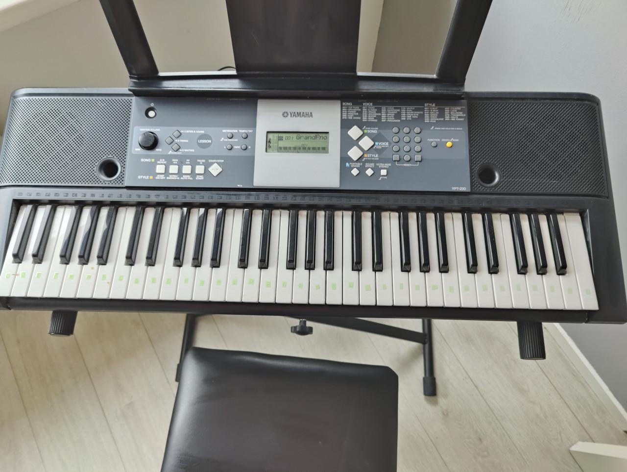 Yamaha keyboard met accessoires