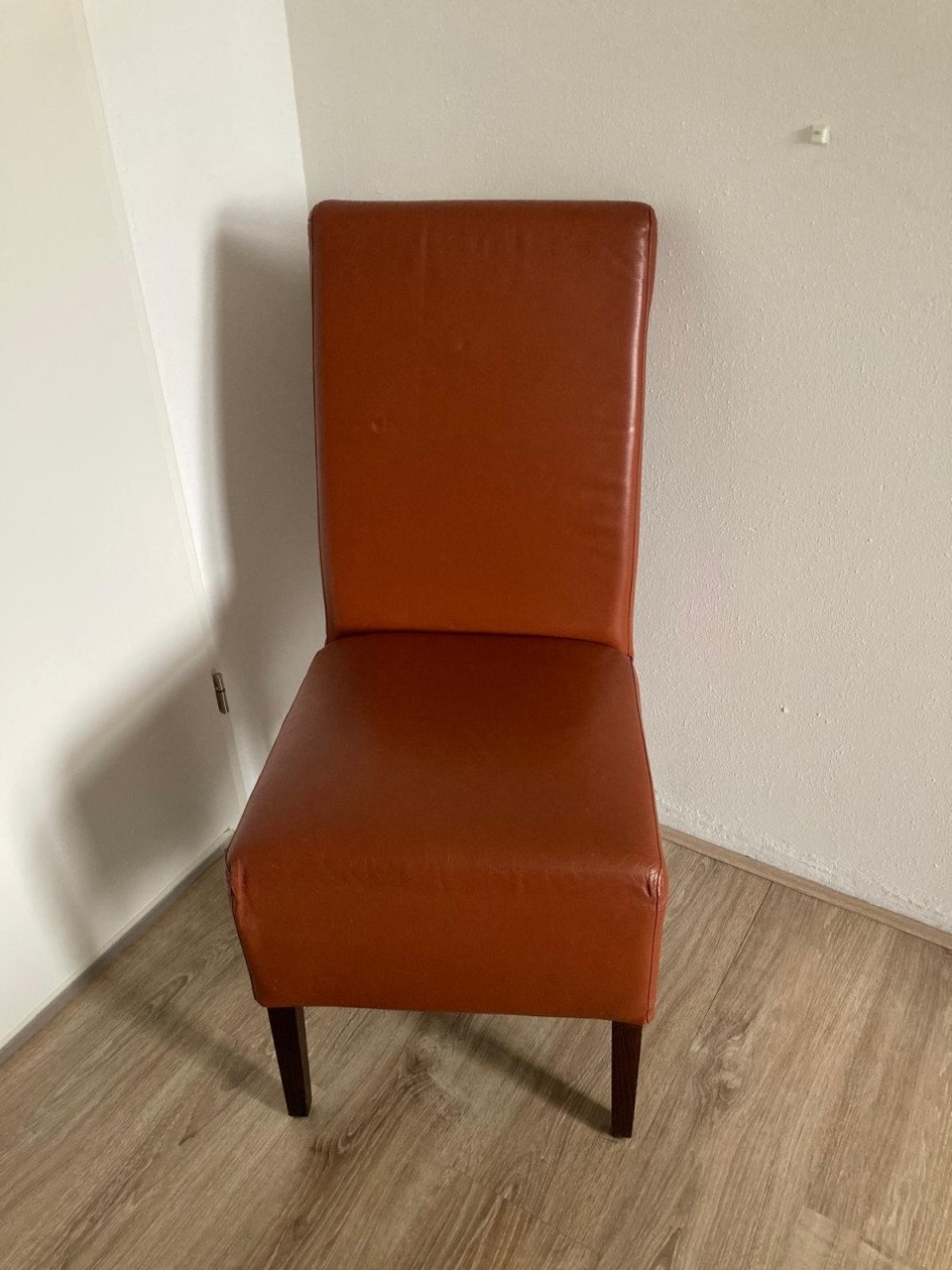 Gratis af te halen 2 eetkamerstoelen leer
