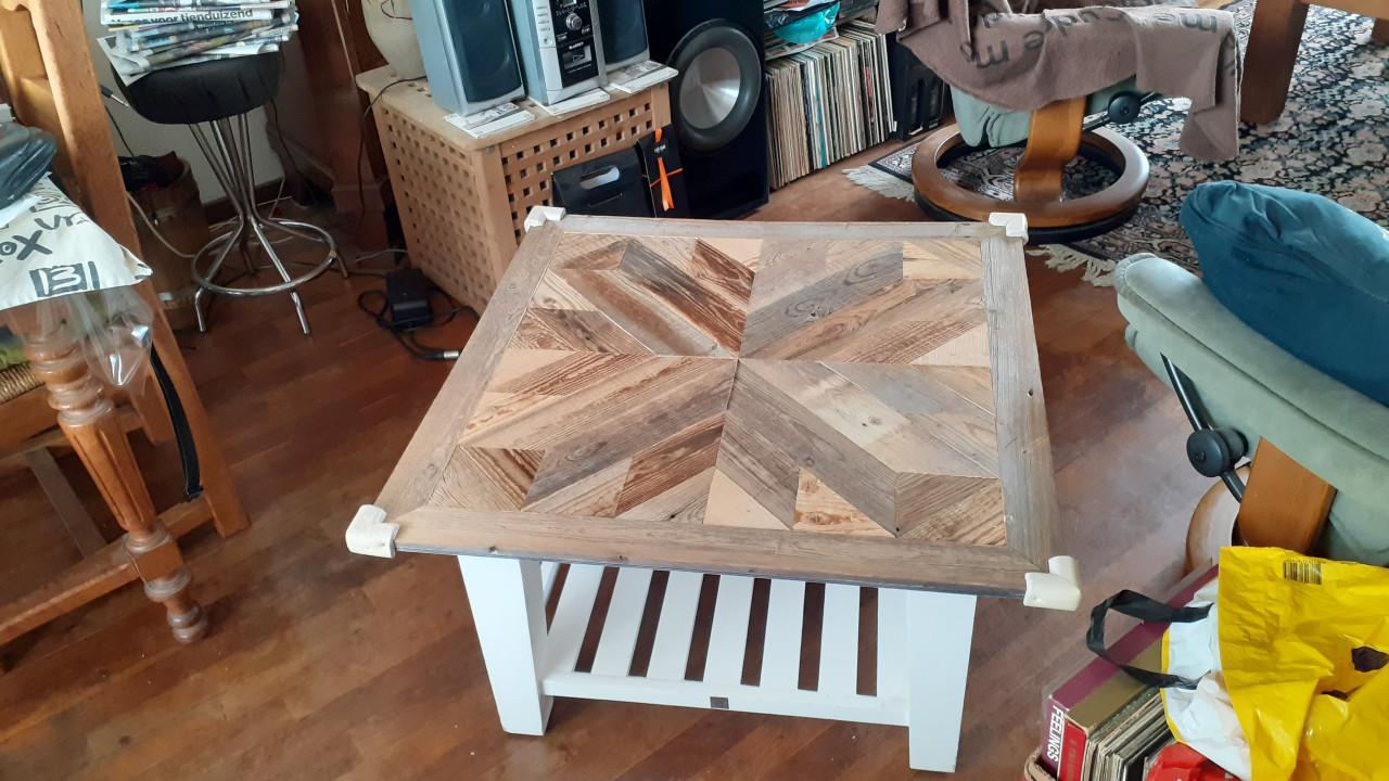 1 x Salontafel eiken 60 x 60 cm...& 1 x donker hout Salontafel exotisch