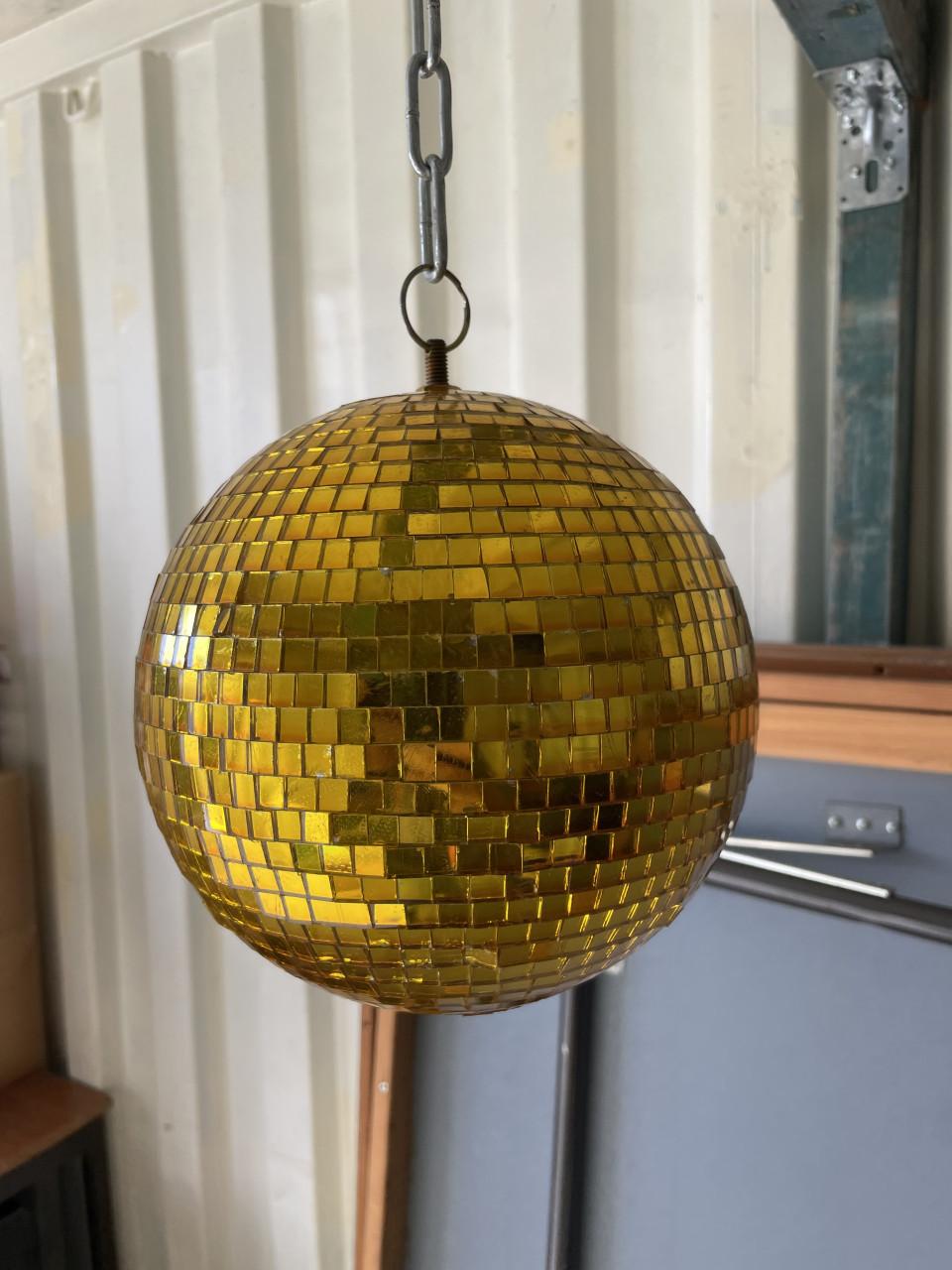 Te koop Disco bal Goudkleur  20 cm doorsnee